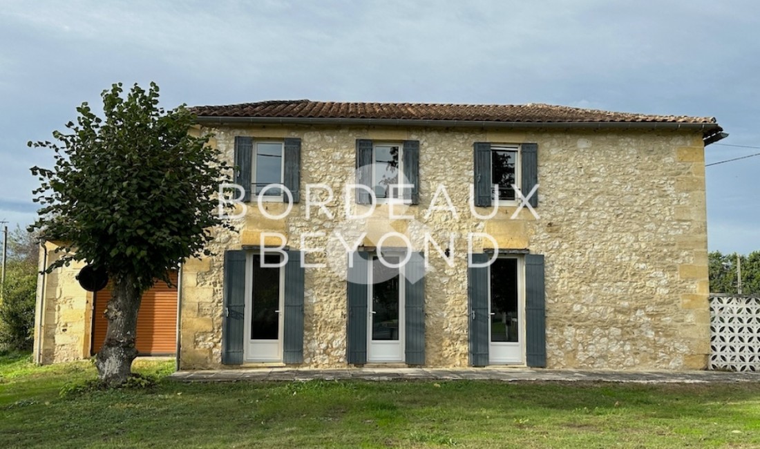 GIRONDE MOULIETS ET VILLEMARTIN Houses for sale