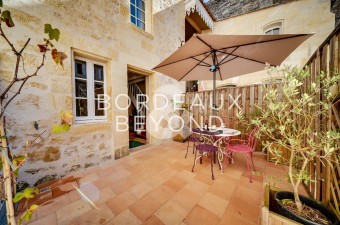 Logis LOISEAU is a lovely one bedroom apartment with a terrace in the very center of Saint Emilion. This place is perfect for the discovery of the area and its famous vineyard.