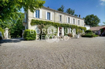 Beautiful wine estate with panoramic views only 35 minutes from Bordeaux.