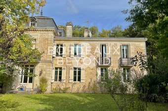 Charming property consisting of a 17th century longere and its gardian's house, bordered by the Garonne.