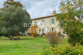 Attractive wine estate only 35 minutes from Bordeaux centre. Set on high ground the property enjoys wonderful views of the surrounding vine-clad hilltops.
