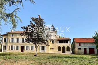 Just 10 minutes from Saint Emilion, in the centre of a charming, dynamic village with shops and services, this magnificent 18th century property is waiting for you to restore it to its former glory.