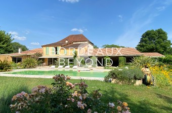 Stunning stone property set in 3.5 hectares of protected land only minutes from Libourne town centre.