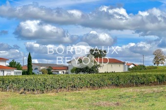 Cette propriété de 16.75 hectares située en AOC Castillon Côtes de Bordeaux est l'endroit idéal pour la production d'un vin de qualité supérieur.