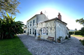 This beautiful property, spanning 243m2, is located by the Dordogne river. The house is charming and boasts numerous original features, the grounds are enchanting, and the river view is breathtaking.
