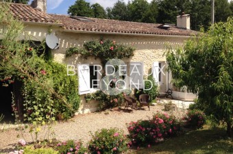 This stone 4-bedroom farmhouse is located in the lovely countryside of Entre-Deux-Mers.