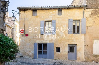 Exclusivité Bordeaux & Beyond - Idéal investissement locatif - Cette belle maison en pierre au coeur du village de Saint-Émilion, à proximité de tous les commerces et attractions touristiques, bénéficie d'une vue magnifique sur la flèche de l'église.