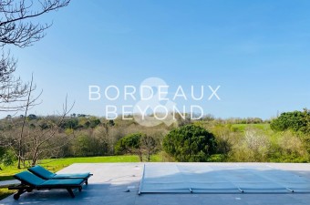 À seulement 30 minutes de Bordeaux, au calme et sans vis-à-vis, dans un cadre exceptionnel de plus de 5 hectares, se dresse cette belle demeure rénovée avec élégance.