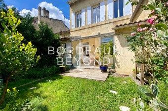 Beautiful Bourgeois house ideally located in Castillon. Carefully and tastefully renovated, you will immediately succumb to its charm.