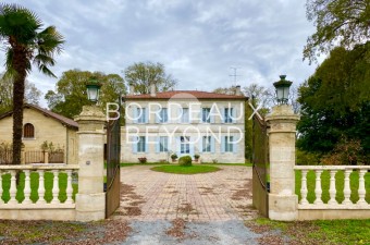 Cette magnifique demeure de Maître XIXème au bord de la Dordogne, entourée par son immense parc de plus de 10ha, est située à une vingtaine de minutes du célèbre village de Saint Emilion.
