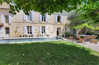Elegant property in the Medieval City, decorated and furnished with refinement. Once through the gate, a unique experience and atmosphere awaits you. A magnificent swimming pool completes this charming property! Consult us.