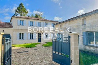 Magnificent property with high-end fittings located in the heart of a small village close to Saint-Emilion.