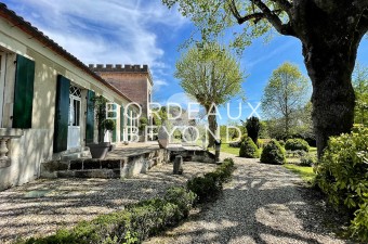 Located in the Côtes de Bourg, this superb vineyard offers authentic and well-maintained accommodation.