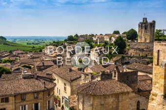 A very rare opportunity to make a commercial investment on the central market square of the medieval village of Saint-Émilion.
