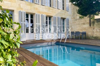 This charming townhouse, located in the heart of Saint-Émilion, is sure to capture your interest.
