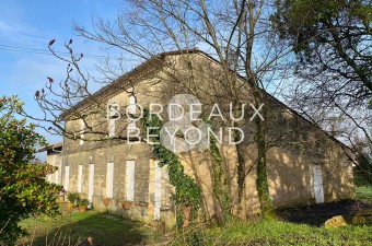 Charming traditionnel stone house and its stone dependencies located in a popular village only 5 minutes from Saint-Emilion.