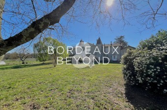 À seulement 40 minutes de Bordeaux, cette propriété offre une architecture magnifique et un grand potentiel.